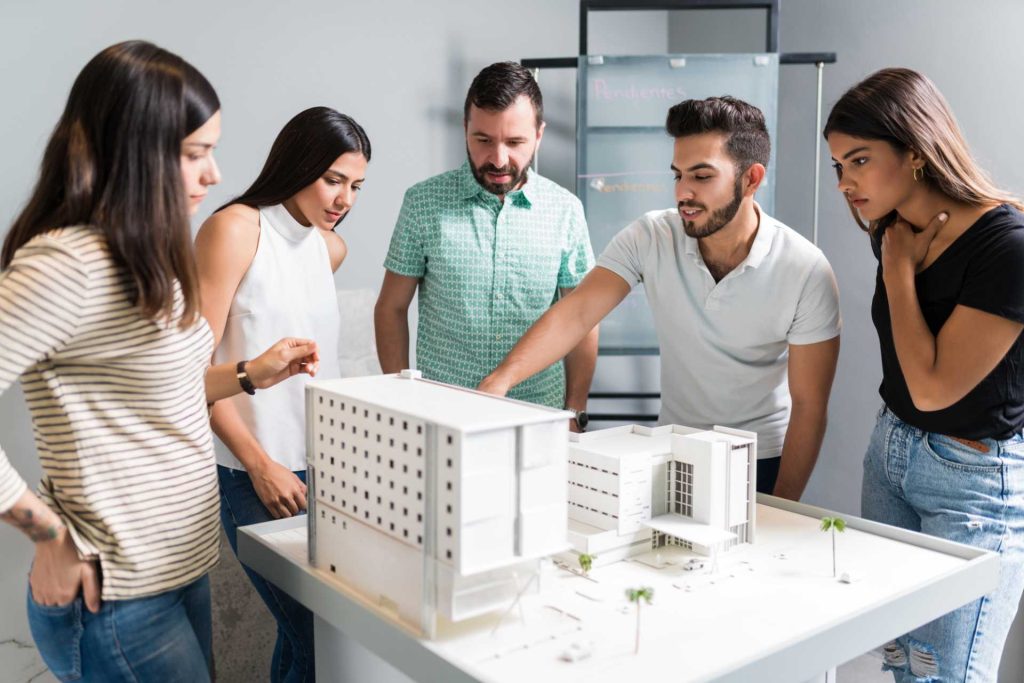 Grupo observando un modelo arquitectónico