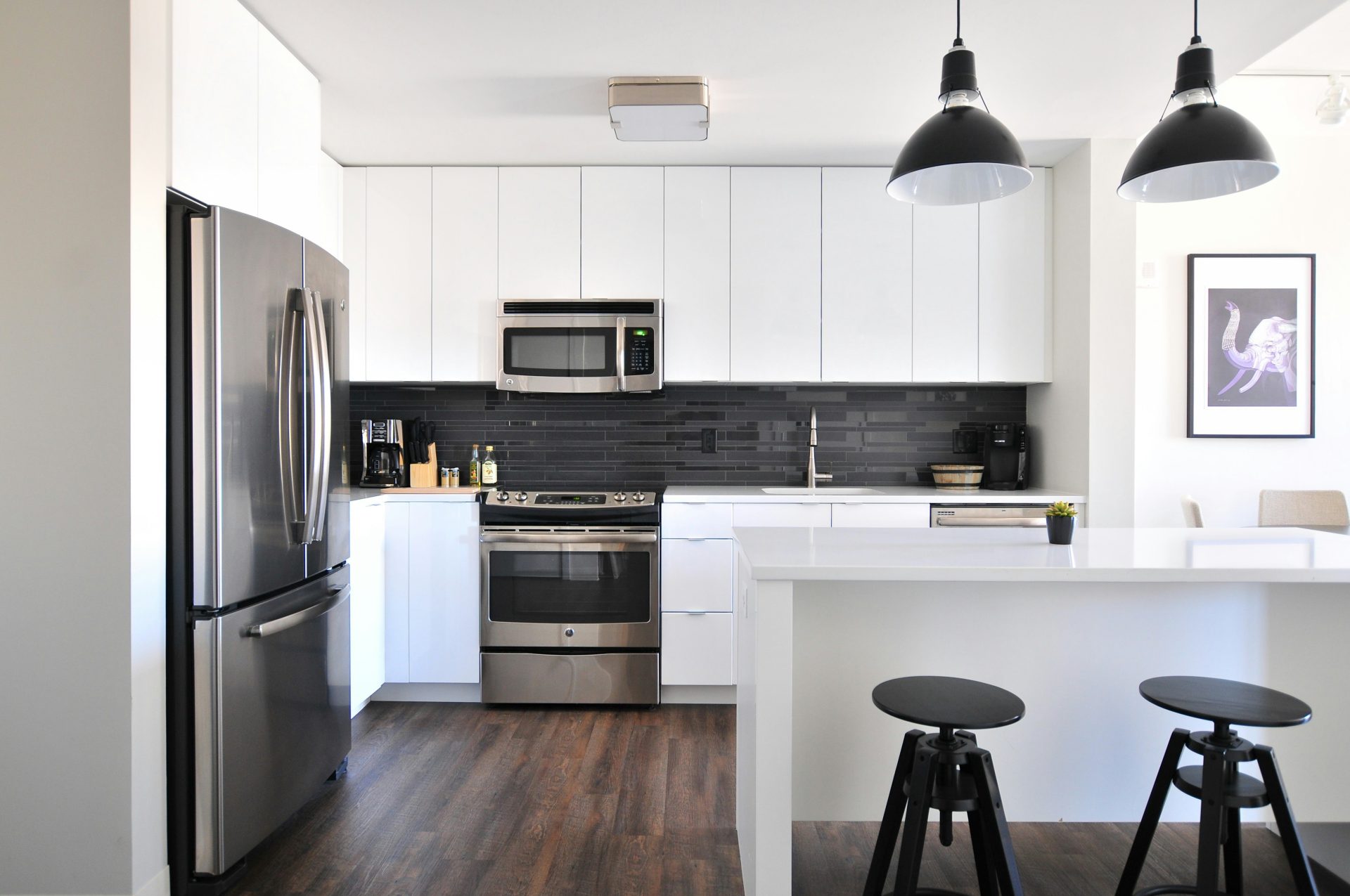Refrigerador de 3 puertas de acero gris cerca de la cocina modular